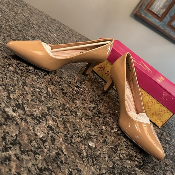 Easy street pointe nude patent leather pump 2.5 inch heel NIB 9.5 - Picture 4 of 10
